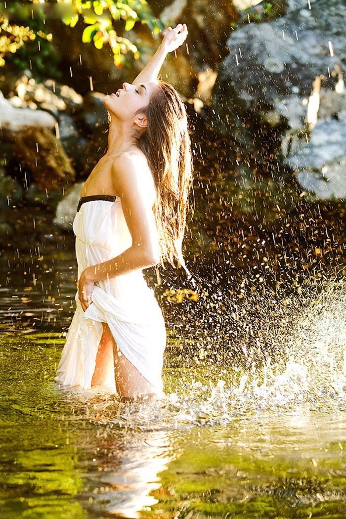 Marie Avgeropoulos in Caracas