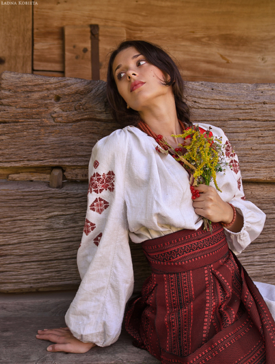 Girls in Slavic costumes in Caracas