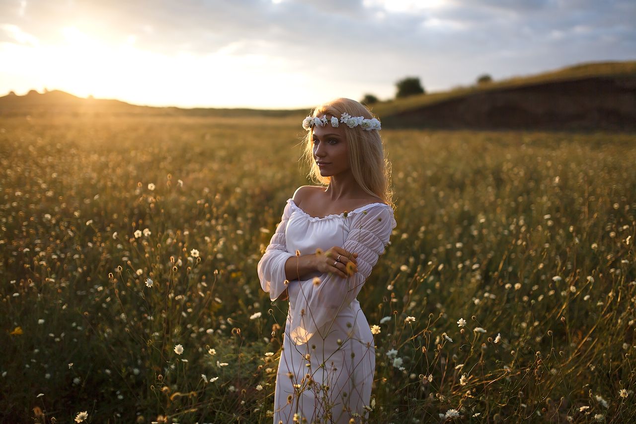 Girls in Slavic costumes in Caracas